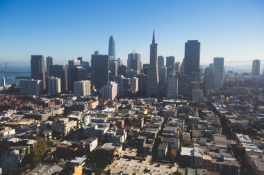 Güzel süper geniş açı havadan görünümü San Francisco, Kaliforniya, Coit vaktimiz gözlem güverteden görülen Körfez Köprüsü, şehir merkezinde, feribot pazarı ve manzarası manzara şehrin ötesinde ile