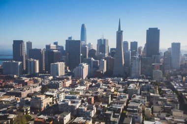 Güzel süper geniş açı havadan görünümü San Francisco, Kaliforniya, Coit vaktimiz gözlem güverteden görülen Körfez Köprüsü, şehir merkezinde, feribot pazarı ve manzarası manzara şehrin ötesinde ile