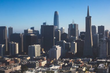 Güzel süper geniş açı havadan görünümü San Francisco, Kaliforniya, Coit vaktimiz gözlem güverteden görülen Körfez Köprüsü, şehir merkezinde, feribot pazarı ve manzarası manzara şehrin ötesinde ile