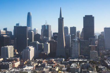 Güzel süper geniş açı havadan görünümü San Francisco, Kaliforniya, Coit vaktimiz gözlem güverteden görülen Körfez Köprüsü, şehir merkezinde, feribot pazarı ve manzarası manzara şehrin ötesinde ile