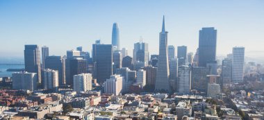 Güzel süper geniş açı havadan görünümü San Francisco, Kaliforniya, Coit vaktimiz gözlem güverteden görülen Körfez Köprüsü, şehir merkezinde, feribot pazarı ve manzarası manzara şehrin ötesinde ile