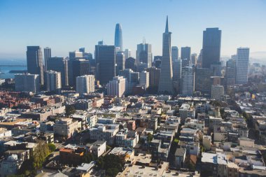Güzel süper geniş açı havadan görünümü San Francisco, Kaliforniya, Coit vaktimiz gözlem güverteden görülen Körfez Köprüsü, şehir merkezinde, feribot pazarı ve manzarası manzara şehrin ötesinde ile