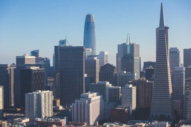 Güzel süper geniş açı havadan görünümü San Francisco, Kaliforniya, Coit vaktimiz gözlem güverteden görülen Körfez Köprüsü, şehir merkezinde, feribot pazarı ve manzarası manzara şehrin ötesinde ile