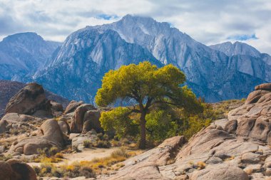 Alabama Hills, Sierra Nevada, Owens Valley, Inyo County, Inyo Ulusal Ormanı, California, Amerika Birleşik Devletleri içinde Kanlısırt'ta batısında Doğu yamacı yakınındaki konumu kaya oluşumları filme ünlü görünümünü