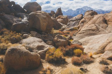 Alabama Hills, Sierra Nevada, Owens Valley, Inyo County, Inyo Ulusal Ormanı, California, Amerika Birleşik Devletleri içinde Kanlısırt'ta batısında Doğu yamacı yakınındaki konumu kaya oluşumları filme ünlü görünümünü