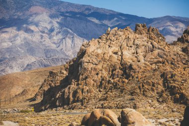 Alabama Hills, Sierra Nevada, Owens Valley, Inyo County, Inyo Ulusal Ormanı, California, Amerika Birleşik Devletleri içinde Kanlısırt'ta batısında Doğu yamacı yakınındaki konumu kaya oluşumları filme ünlü görünümünü