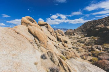 Alabama Hills, Sierra Nevada, Owens Valley, Inyo County, Inyo Ulusal Ormanı, California, Amerika Birleşik Devletleri içinde Kanlısırt'ta batısında Doğu yamacı yakınındaki konumu kaya oluşumları filme ünlü görünümünü