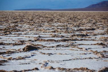 Badwater Havzası, Ölüm Vadisi Milli Parkı, Death Valley, Inyo County California, kapalı havzasında canlı görünümü bize