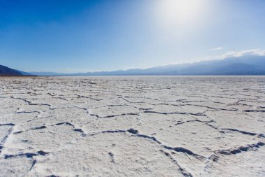 Badwater Havzası, Ölüm Vadisi Milli Parkı, Death Valley, Inyo County California, kapalı havzasında canlı görünümü bize