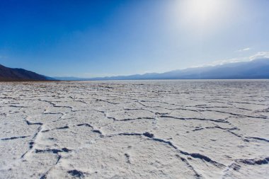 Badwater Havzası, Ölüm Vadisi Milli Parkı, Death Valley, Inyo County California, kapalı havzasında canlı görünümü bize