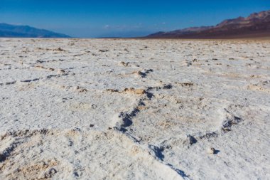 Badwater Havzası, Ölüm Vadisi Milli Parkı, Death Valley, Inyo County California, kapalı havzasında canlı görünümü bize