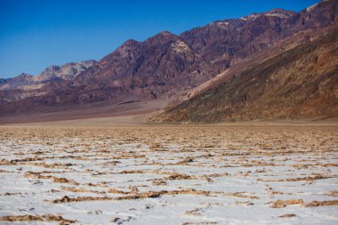 Badwater Havzası, Ölüm Vadisi Milli Parkı, Death Valley, Inyo County California, kapalı havzasında canlı görünümü bize