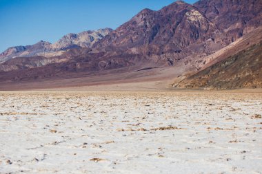 Badwater Havzası, Ölüm Vadisi Milli Parkı, Death Valley, Inyo County California, kapalı havzasında canlı görünümü bize