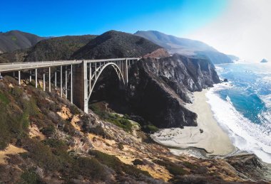 Hava panoramik tarihi Bixby dere Köprüsü dünya boyunca ünlü Pacific Coast karayolu 1 yaz güneşli gün, Monterey County, Kaliforniya, ABD, dron vurdu