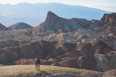 Canlı panoramik yaz Zabriskie Noktası badlands Ölüm Vadisi Milli Parkı, Death Valley, Inyo County, California'da, bize göster