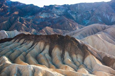 Canlı panoramik yaz Zabriskie Noktası badlands Ölüm Vadisi Milli Parkı, Death Valley, Inyo County, California'da, bize göster