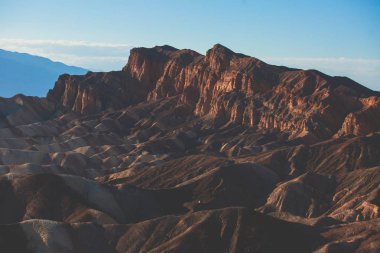 Canlı panoramik yaz Zabriskie Noktası badlands Ölüm Vadisi Milli Parkı, Death Valley, Inyo County, California'da, bize göster