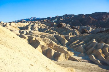 Canlı panoramik yaz Zabriskie Noktası badlands Ölüm Vadisi Milli Parkı, Death Valley, Inyo County, California'da, bize göster