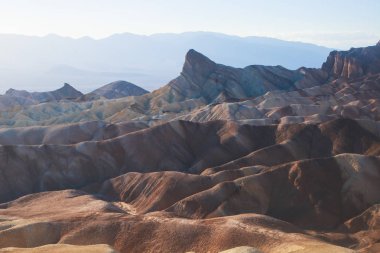 Canlı panoramik yaz Zabriskie Noktası badlands Ölüm Vadisi Milli Parkı, Death Valley, Inyo County, California'da, bize göster