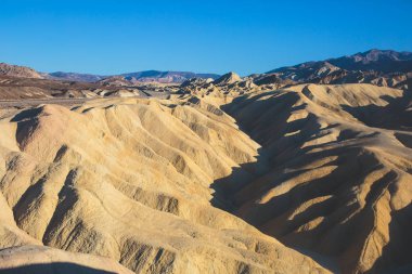 Canlı panoramik yaz Zabriskie Noktası badlands Ölüm Vadisi Milli Parkı, Death Valley, Inyo County, California'da, bize göster