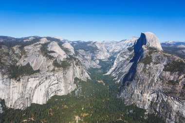 Yosemite Vadisi panoramik yaz görünümünü yarım kubbe Dağı, Tenaya Kanyon, özgürlük Cap, ilkbahar sonbahar ve Nevada sonbahar, buzul noktasından görülen göz ardı, Yosemite Milli Parkı, Californi