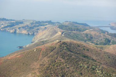 Şahin Tepesi görünümünde yaz güneşli gün, Marin su, Golden Gate Ulusal rekreasyon alanı, Marin County, Californi