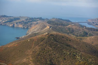 Şahin Tepesi görünümünde yaz güneşli gün, Marin su, Golden Gate Ulusal rekreasyon alanı, Marin County, Californi