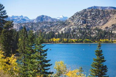 Haziran Gölü, Mono County, Kaliforniya, Sierra Nevada Dağları ve Carson tepe arka planda, Birleşik Devlet ile canlı panoramik güzel