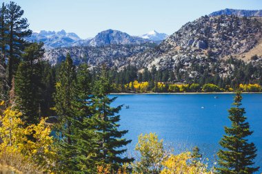 Haziran Gölü, Mono County, Kaliforniya, Sierra Nevada Dağları ve Carson tepe arka planda, Birleşik Devlet ile canlı panoramik güzel