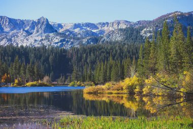 İki Yataklı göl, Mammoth Lakes, Kaliforniya, Birleşik Devlet yakınındaki George gölünde görünümünü canlı panoramik yaz