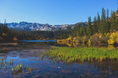 İki Yataklı göl, Mammoth Lakes, Kaliforniya, Birleşik Devlet yakınındaki George gölünde görünümünü canlı panoramik yaz