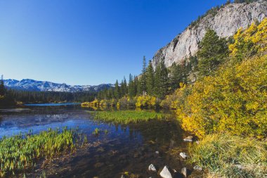 İki Yataklı göl, Mammoth Lakes, Kaliforniya, Birleşik Devlet yakınındaki George gölünde görünümünü canlı panoramik yaz