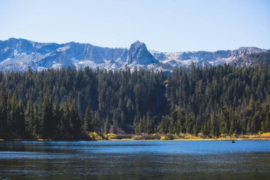 İki Yataklı göl, Mammoth Lakes, Kaliforniya, Birleşik Devlet yakınındaki George gölünde görünümünü canlı panoramik yaz