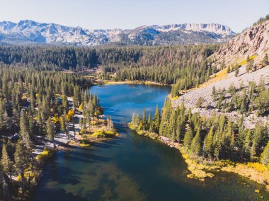 View Twin Lakes, George gölünde, Güneydoğu yamaç, Mammoth Dağı, Mono County, Doğu California, Doğu Sierra Nevada, Inyo Ulusal dron vurdu ormanı, yaz vie