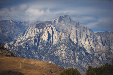 Lone Pine tepe, Doğu Yakası Sierra Nevada görünümünü aralığı, kasaba, Kanlısırt, California, Inyo County, Amerika Birleşik Devletleri, Inyo Ulusal ormanının
