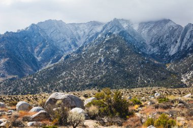Lone Pine tepe, Doğu Yakası Sierra Nevada görünümünü aralığı, kasaba, Kanlısırt, California, Inyo County, Amerika Birleşik Devletleri, Inyo Ulusal ormanının