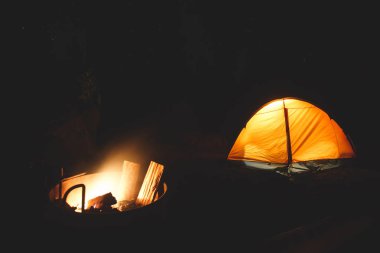 Turuncu bir çadır kamp ateşi Amerikan kamp, Yosemite Milli Parkı, Kaliforniya, Birleşik Devlet ile gece gökyüzünün altında görünümü