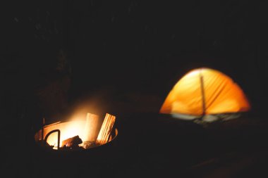 Turuncu bir çadır kamp ateşi Amerikan kamp, Yosemite Milli Parkı, Kaliforniya, Birleşik Devlet ile gece gökyüzünün altında görünümü