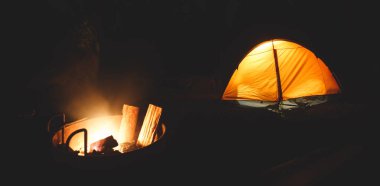 Turuncu bir çadır kamp ateşi Amerikan kamp, Yosemite Milli Parkı, Kaliforniya, Birleşik Devlet ile gece gökyüzünün altında görünümü