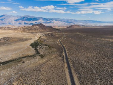 Lone Pine zirve, Doğu Yakası Sierra Nevada aralığının, Lone Pine, California, Inyo County, Amerika Birleşik Devletleri, John Muir Wilderness, Inyo Ulusal Ormanı, şehrin görünümünü dron vurdu