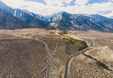 Lone Pine zirve, Doğu Yakası Sierra Nevada aralığının, Lone Pine, California, Inyo County, Amerika Birleşik Devletleri, John Muir Wilderness, Inyo Ulusal Ormanı, şehrin görünümünü dron vurdu