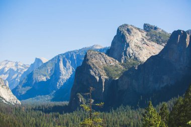 El Capitan Dağı, Half Dome dağ, tünel görünüm uzak manzara noktadan sonra Yosemite Milli Parkı, California, gördün Bridalveil şelale ile Yosemite Vadisi'nden, güzel yaz görmek bize