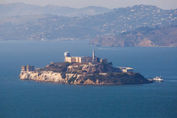 夏の日当たりの良い サンフランシスコベイ エリア カリフォルニア州 米国で有名な刑務所アルカトラズ島の眺め — ストック写真