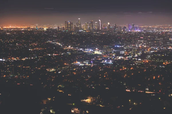 超広角空中の美しい夜景 米国カリフォルニア州ロサンゼルス ダウンタウン地区 山とグリフィス公園展望台の展望台から見た都市の外の景色 — ストック写真
