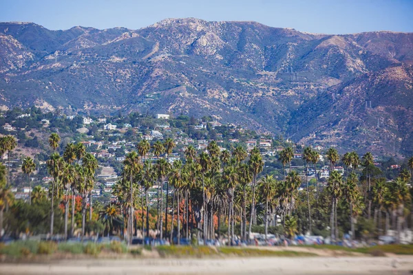 圣巴巴拉海滨漫步美丽的景色 海滩和码头 棕榈树和山脉 圣伊内斯山和太平洋 圣巴巴拉县 加利福尼亚州 夏季阳光明媚的达 — 图库照片
