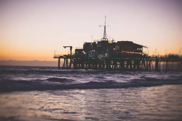 Plaj, eğlence parkı, mağazalar ve restoranlar, Los Angeles, California, Amerika Birleşik Devletleri, Americ ile tarihi Santa Monica pier görünümünü