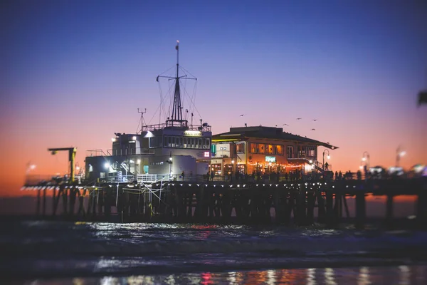 歴史的なサンタモニカー桟橋 ビーチ 遊園地 ショップ レストラン ロサンゼルス ロサンゼルス カリフォルニア アメリカ合衆国の先住民のビュー — ストック写真