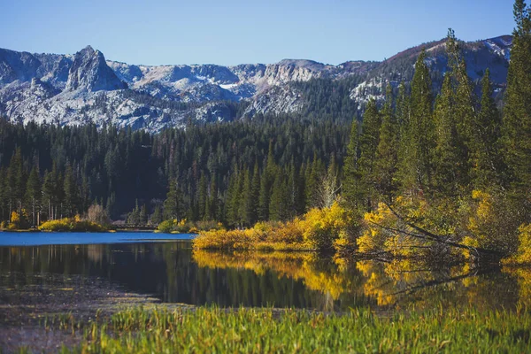 Wibrujący Lato Panoramiczny Widok Lake George Pobliżu Twin Lakes Mammoth — Zdjęcie stockowe