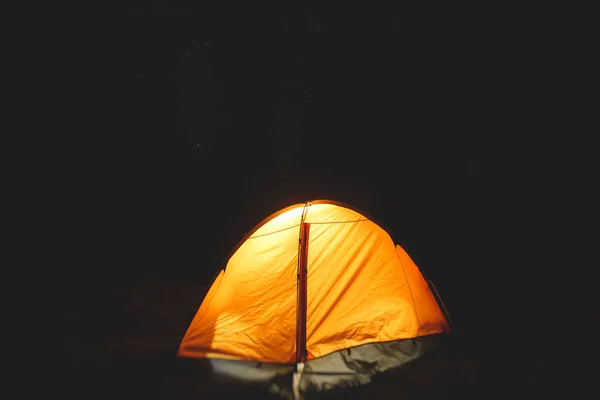 アメリカのキャンプ場 ヨセミテ国立公園 カリフォルニア州 米国でのキャンプファイヤーで夜空の下でオレンジ色テントのビュー — ストック写真