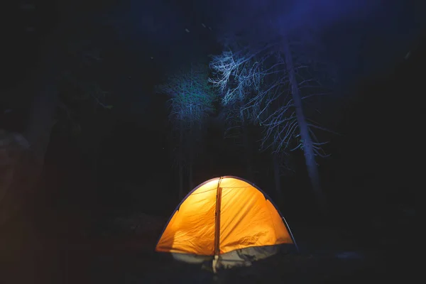 Blick Auf Ein Orangefarbenes Zelt Unter Dem Nachthimmel Mit Lagerfeuer — Stockfoto